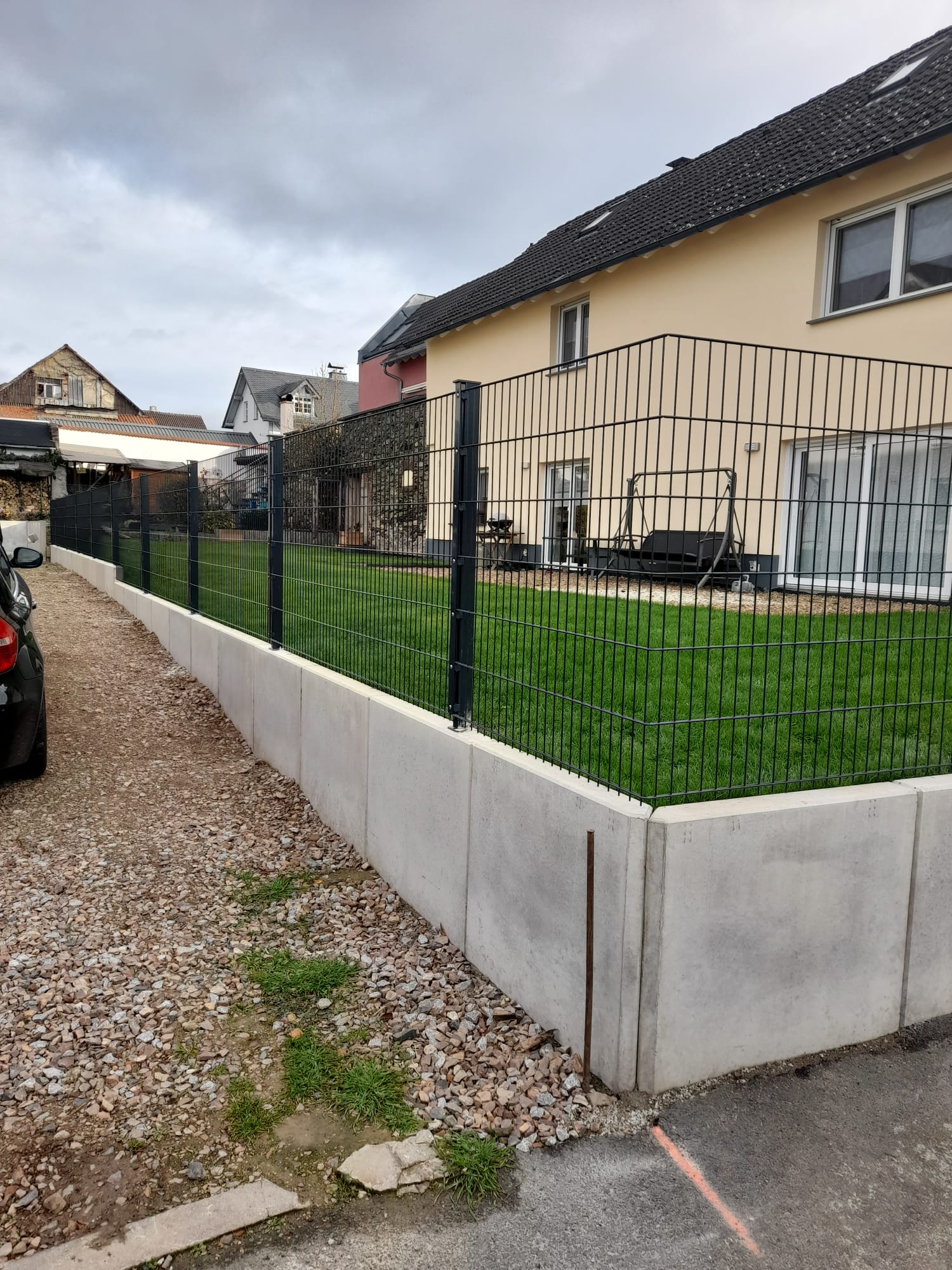 Moderner Zaunbau – Doppelstabmatten mit Sichtschutz